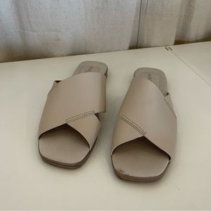 NIB Kelsi Dagger Halsey Leather Sandal in Whitewash